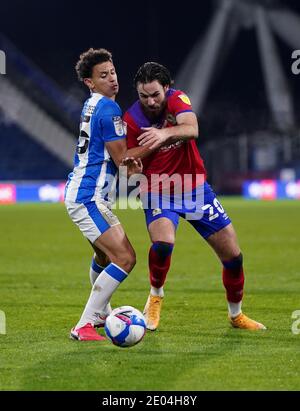 Rarmani Edmonds-Green (à gauche) de Huddersfield Town et Ben Brereton de Blackburn Rovers se battent pour le ballon lors du match de championnat Sky Bet au stade John Smith, Huddersfield. Banque D'Images