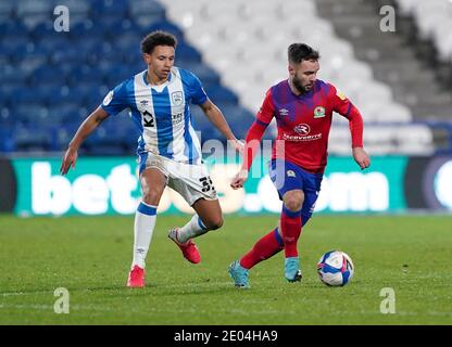 Rarmani Edmonds-Green (à gauche) de Huddersfield Town et Adam Armstrong de Blackburn Rovers se battent pour le ballon lors du match de championnat Sky Bet au stade John Smith, Huddersfield. Banque D'Images