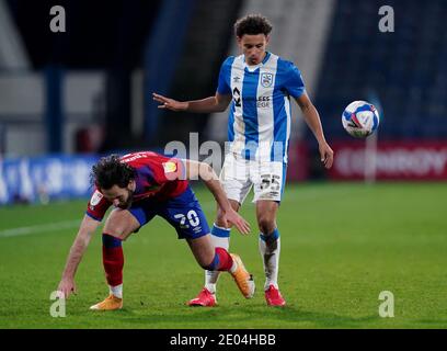 Rarmani Edmonds-Green (à droite) de Huddersfield Town et Ben Brereton de Blackburn Rovers se battent pour le ballon lors du match de championnat Sky Bet au stade John Smith, Huddersfield. Banque D'Images