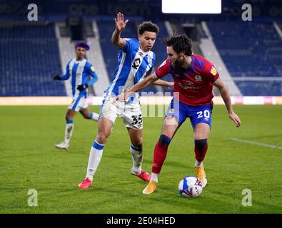 Rarmani Edmonds-Green (à gauche) de Huddersfield Town et Ben Brereton de Blackburn Rovers se battent pour le ballon lors du match de championnat Sky Bet au stade John Smith, Huddersfield. Banque D'Images