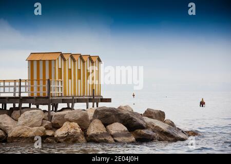Cabines en bois jaune sur la plage de suite Banque D'Images