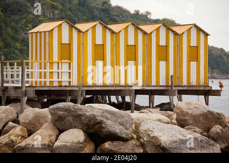 Cabines en bois jaune sur la plage de suite Banque D'Images