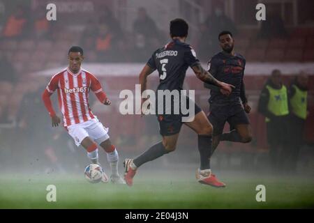 29 décembre 2020 ; Stade Bet365, Stoke, Staffordshire, Angleterre ; championnat de football de la Ligue anglaise de football, Tom Ince de Stoke City se présente dans le brouillard à la fin du match Banque D'Images