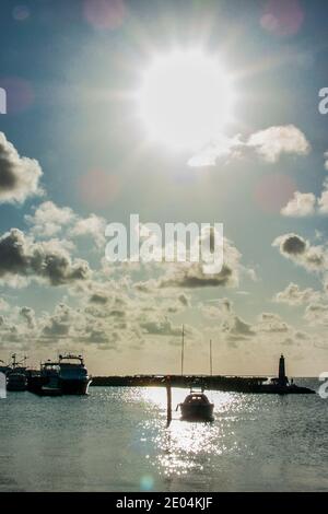 Le soleil de la fin de l'après-midi forme des rayons naturels sur le canal de Whale Harbour à Islamorada dans les Florida Keys. Banque D'Images