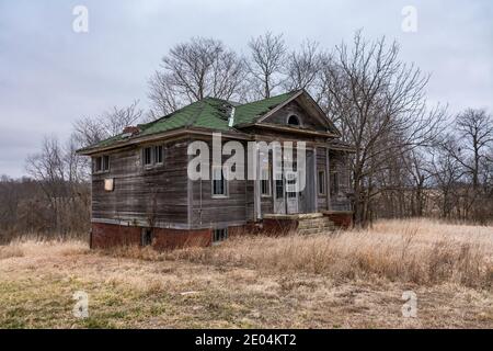 Ancienne école abandonnée dans le Midwest, par une journée d'hiver nuageux. DeWitt County, Illinois, États-Unis Banque D'Images