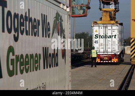 Eddie Stobart a lancé un voyage de fret ferroviaire à faible émission de carbone à travers l'Europe, en train d'apporter des fruits et légumes espagnols à Dagenham, dans l'est de Londres. Banque D'Images