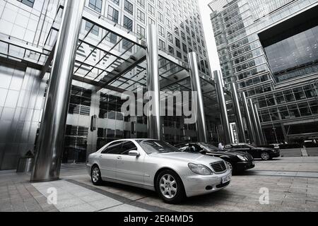 Véhicules de luxe à Canary Wharf à Londres Banque D'Images
