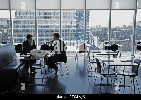 Deux hommes d'affaires parlant de nouvelles opportunités assis avec à table projet de planification, considérant l'offre d'affaires, le partage des idées . Banque D'Images