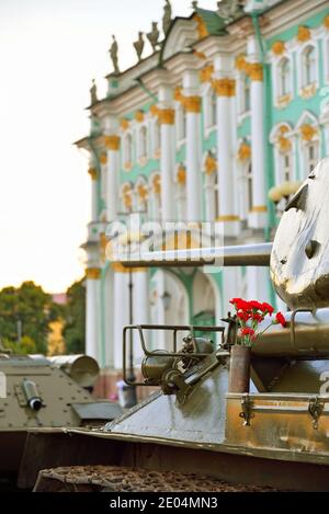 Œillets rouges dans une cartouche de pistolet au milieu de Le char soviétique T-34-85 sur le fond de l'hiver Palais Banque D'Images