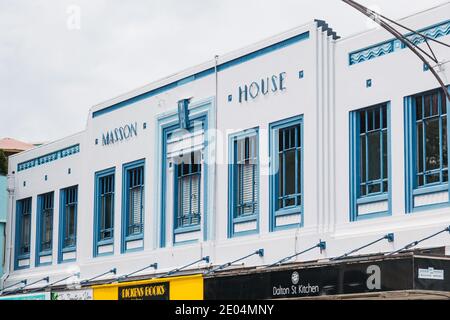 Masson House, un immeuble de grande rue à Napier, en Nouvelle-Zélande, conçu avec une façade de style Art déco qui était populaire dans les années 1930, quand il a été construit Banque D'Images