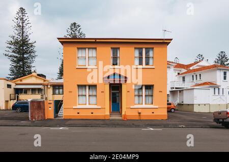 Une maison rectangulaire dynamique de deux étages à Napier, en Nouvelle-Zélande Banque D'Images