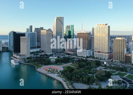 Miami, Floride - 27 décembre 2020 - vue aérienne de la ville de Miami et du parc Bayfront le matin ensoleillé de l'automne. Banque D'Images