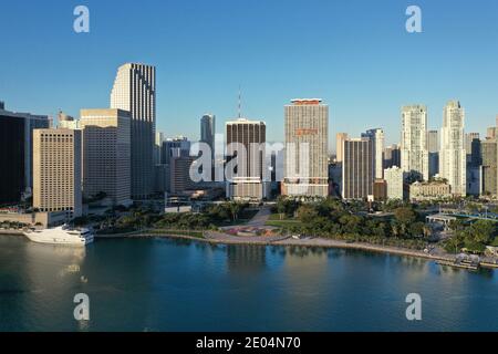 Miami, Floride - 27 décembre 2020 - vue aérienne de la ville de Miami et du parc Bayfront le matin ensoleillé de l'automne. Banque D'Images