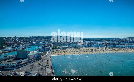 Vue panoramique sur le port de Weymouth, la plage et le stade de théâtre et de divertissement du Weymouth Pavilion. Dorset, Angleterre, Royaume-Uni Banque D'Images