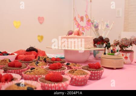 Décoration de douche de bébé fille avec gâteau rose et gâteaux aux framboises Nouveau décor de fête d'accueil de bébé Banque D'Images