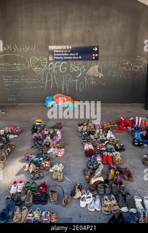 BUDAPEST - SEPTEMBRE 7 : chaussures pour enfants réfugiés de guerre à la gare de Keleti le 7 septembre 2015 à Budapest, Hongrie. Les réfugiés arrivent en constan Banque D'Images