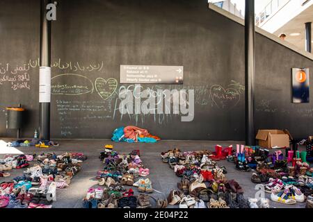 BUDAPEST - SEPTEMBRE 7 : chaussures pour enfants réfugiés de guerre à la gare de Keleti le 7 septembre 2015 à Budapest, Hongrie. Les réfugiés arrivent en constan Banque D'Images