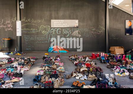 BUDAPEST - SEPTEMBRE 7 : chaussures pour enfants réfugiés de guerre à la gare de Keleti le 7 septembre 2015 à Budapest, Hongrie. Les réfugiés arrivent en constan Banque D'Images