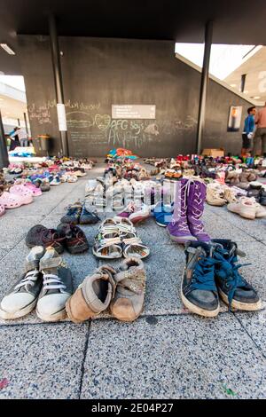 BUDAPEST - SEPTEMBRE 7 : chaussures pour enfants réfugiés de guerre à la gare de Keleti le 7 septembre 2015 à Budapest, Hongrie. Les réfugiés arrivent en constan Banque D'Images