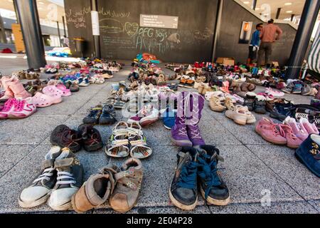 BUDAPEST - SEPTEMBRE 7 : chaussures pour enfants réfugiés de guerre à la gare de Keleti le 7 septembre 2015 à Budapest, Hongrie. Les réfugiés arrivent en constan Banque D'Images