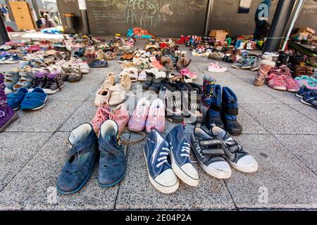 BUDAPEST - SEPTEMBRE 7 : chaussures pour enfants réfugiés de guerre à la gare de Keleti le 7 septembre 2015 à Budapest, Hongrie. Les réfugiés arrivent en constan Banque D'Images