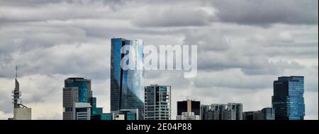 Vue panoramique partielle sur la ligne d'horizon du quartier des affaires de tel Aviv par une journée nuageux. Banque D'Images