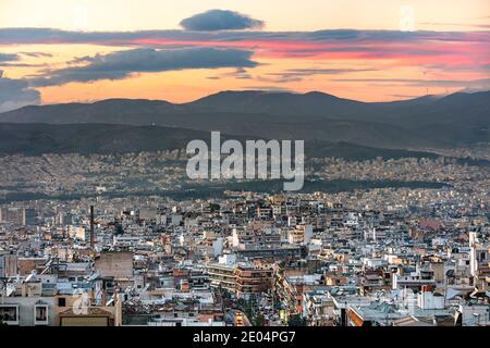 Vue panoramique aérienne de la région de Galatsi au coucher du soleil à Athènes, Grèce Banque D'Images