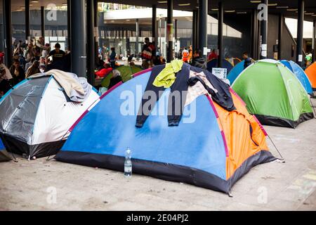 BUDAPEST - SEPTEMBRE 4 : camp de réfugiés de guerre à la gare Keleti le 4 septembre 2015 à Budapest, Hongrie. Les réfugiés arrivent constamment Banque D'Images