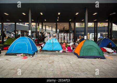 BUDAPEST - SEPTEMBRE 4 : camp de réfugiés de guerre à la gare Keleti le 4 septembre 2015 à Budapest, Hongrie. Les réfugiés arrivent constamment Banque D'Images