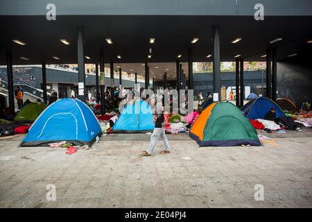 BUDAPEST - SEPTEMBRE 4 : camp de réfugiés de guerre à la gare Keleti le 4 septembre 2015 à Budapest, Hongrie. Les réfugiés arrivent constamment Banque D'Images