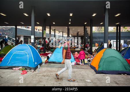 BUDAPEST - SEPTEMBRE 4 : camp de réfugiés de guerre à la gare Keleti le 4 septembre 2015 à Budapest, Hongrie. Les réfugiés arrivent constamment Banque D'Images