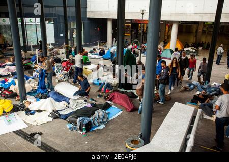 BUDAPEST - SEPTEMBRE 4 : camp de réfugiés de guerre à la gare Keleti le 4 septembre 2015 à Budapest, Hongrie. Les réfugiés arrivent constamment Banque D'Images