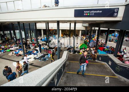 BUDAPEST - SEPTEMBRE 4 : réfugiés de guerre à la gare Keleti le 4 septembre 2015 à Budapest, Hongrie. Les réfugiés arrivent constamment à Hung Banque D'Images