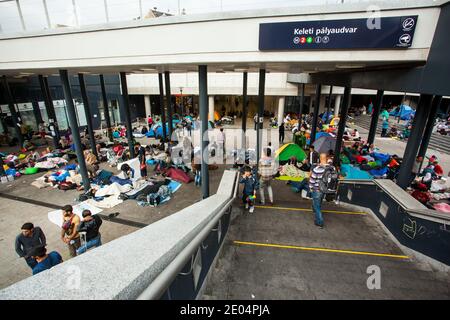 BUDAPEST - SEPTEMBRE 4 : réfugiés de guerre à la gare Keleti le 4 septembre 2015 à Budapest, Hongrie. Les réfugiés arrivent constamment à Hung Banque D'Images