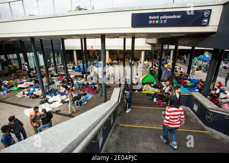 BUDAPEST - SEPTEMBRE 4 : réfugiés de guerre à la gare Keleti le 4 septembre 2015 à Budapest, Hongrie. Les réfugiés arrivent constamment à Hung Banque D'Images