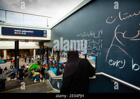 BUDAPEST - SEPTEMBRE 4 : réfugiés de guerre à la gare Keleti le 4 septembre 2015 à Budapest, Hongrie. Les réfugiés arrivent constamment à Hung Banque D'Images