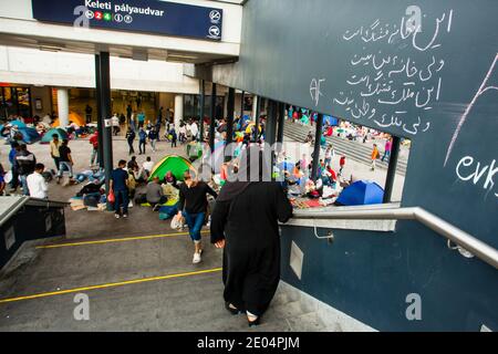 BUDAPEST - SEPTEMBRE 4 : réfugiés de guerre à la gare Keleti le 4 septembre 2015 à Budapest, Hongrie. Les réfugiés arrivent constamment à Hung Banque D'Images