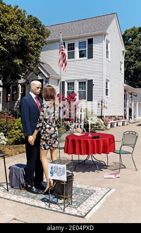 Un couple de mannequins regarde de façon prolongée les uns les autres pendant qu'ils dansent dans une allée à l'âge du coronavirus. Banque D'Images