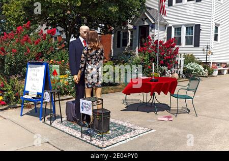 Kelly et Kevin, un couple mannequin, habillé, dansant, et prêt à dîner dans le diorama qui change quotidiennement dans l'allée d'une maison du nord-est de l'Ohio. Banque D'Images