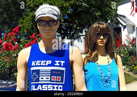 Kevin et Kelly, un couple mannequin exposé dans une allée d'une maison résidentielle de Willowick, Ohio, sont prêts à faire de l'exercice. Banque D'Images