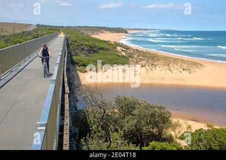 Vieux pont à chevalet à Kilcunda sur le Bass Coast Rail Piste Banque D'Images