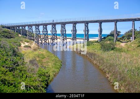 Vieux pont à chevalet à Kilcunda sur le Bass Coast Rail Piste Banque D'Images