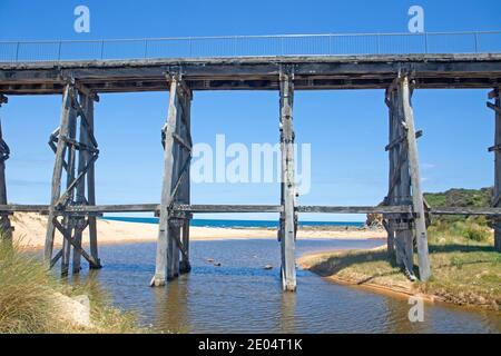 Vieux pont à chevalet à Kilcunda sur le Bass Coast Rail Piste Banque D'Images