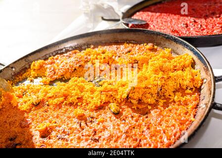 Dégustation de différents types de paellas valenciens, plat traditionnel espagnol pour les touristes. Banque D'Images