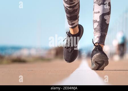 Marche rapide. FIT femme coureur de jogging. Gros plan des chaussures de running en action Banque D'Images