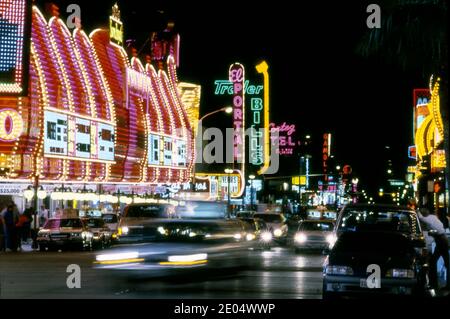 Des panneaux colorés au néon la nuit sur Fremont Street dans le centre-ville de Las Vegas, Nevada vers les années 1970 Banque D'Images