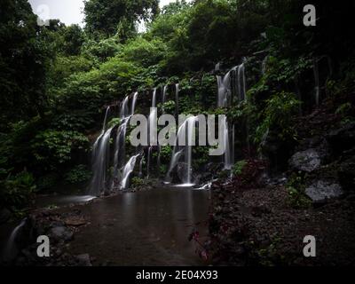 Exposition longue de Banyu Wana Amertha Amerta cascade air terjun À Wanagiri Buleleng, dans le nord de Bali, en Indonésie Banque D'Images
