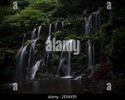 Exposition longue de Banyu Wana Amertha Amerta cascade air terjun À Wanagiri Buleleng, dans le nord de Bali, en Indonésie Banque D'Images