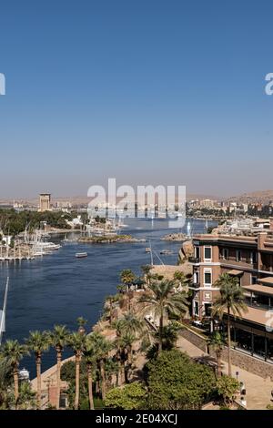 Assouan Égypte. Riveuse du Nil, vieille catarct, feluka . Banque D'Images