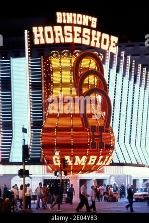 Binion's Horseshoe Casino de nuit sur Fremont Street dans le centre-ville de Las Vegas, Nevada vers les années 1970 Banque D'Images